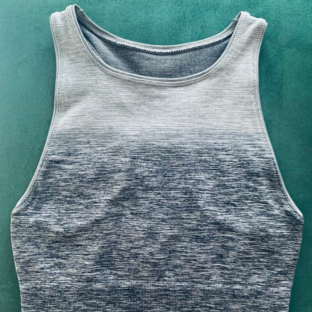 LIKE NEW lululemon seamless cropped tank - Picture 1 of 4